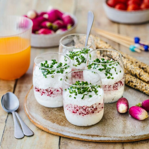 Verrines de fouetté de chèvre, radis et ciboulette