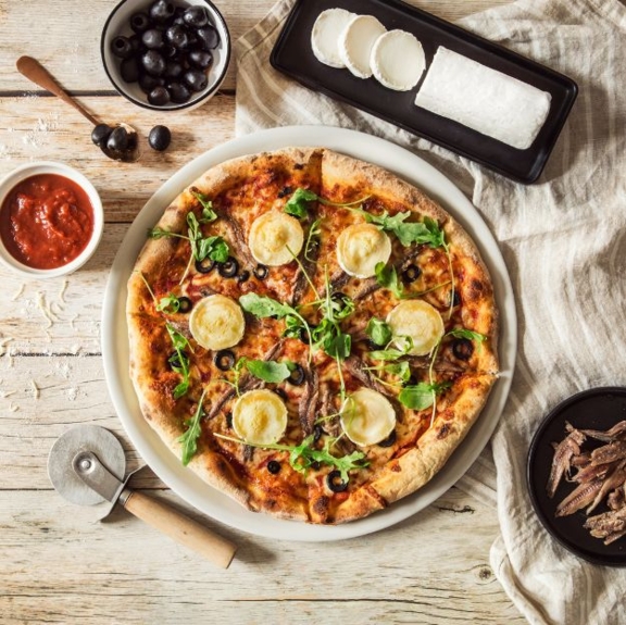 Pizza au fromage de chèvre, anchois et olives