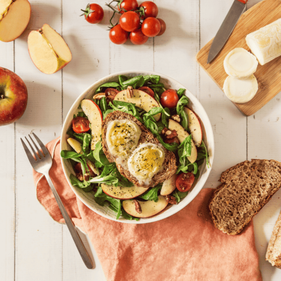Salade de chèvres chauds, tomates, pommes et noix