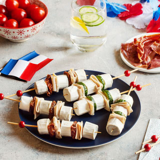 Duo de brochettes apéritives, dinde, concombre, tomates séchées et chèvre