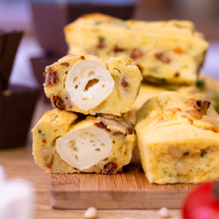 Mini cakes surprise aux tomates séchées, pesto et chèvre