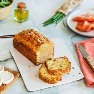 Cake au saumon, chèvre et ciboulette