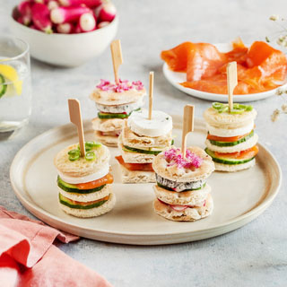 Mini Sandwiches au fromage de chèvre frais, saumon fumé et concombre