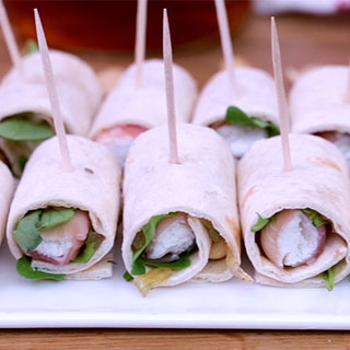 Mini-wraps de bûchettes chèvre et speck et compotée d'oignons