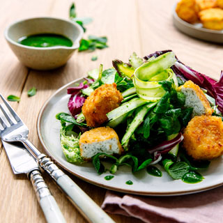 Salade de printemps aux asperges et chèvres chauds panés