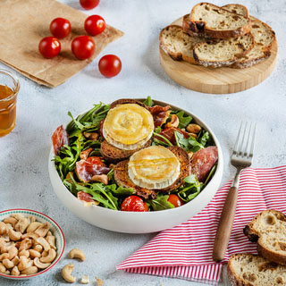 Salade gourmande de chèvre chaud, tomates, roquette et jambon cru