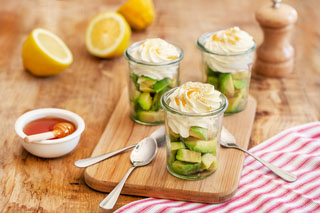 Verrines d'avocat à la mousse de chèvre et au miel