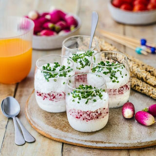 Verrines de fouetté de chèvre, radis et ciboulette