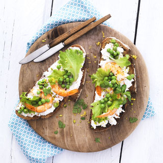 Tartine de chèvre fouetté, petits pois et crevettes