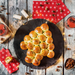 Pain farci au chèvre en forme de sapin