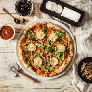 Pizza au fromage de chèvre, anchois et olives