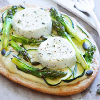 Pizza naan aux courgettes, asperges et chèvre frais