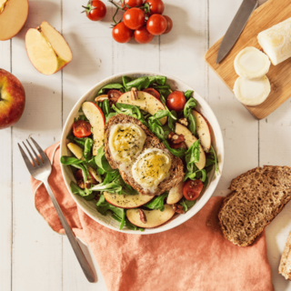 Salade de chèvres chauds, tomates, pommes et noix