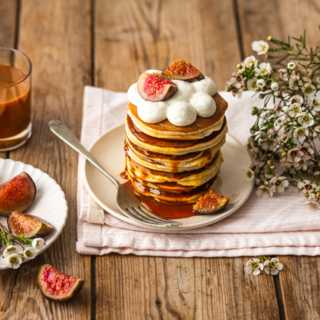 Pancakes au yaourt, crème montée et figues rôties