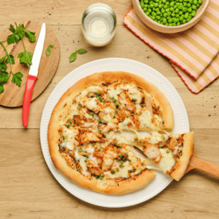 Pizza chèvre, petits pois et poulet