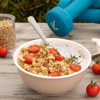 Bowl salé granola, tomate et skyr de chèvre