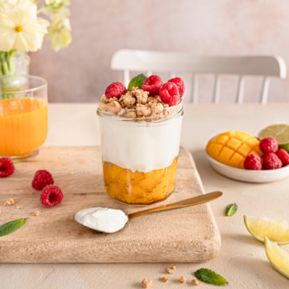 Verrine granola, mangue, framboise et skyr nature
