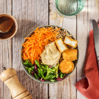 Buddha bowl chèvres chauds, quinoa et carottes