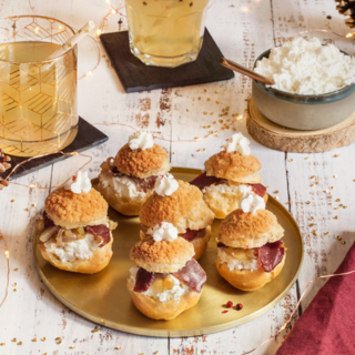 Choux craquelins de Noël au chèvre fouetté et magret fumé