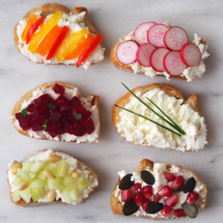 Tartines au fouetté de chèvre