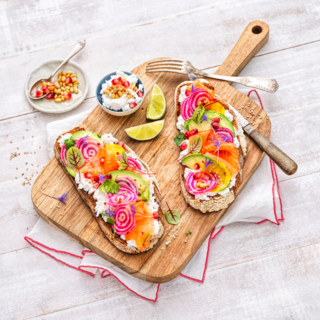 Tartines saumon, betterave, avocat et chèvre frais