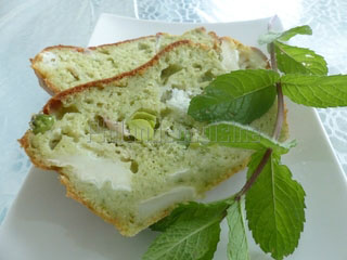 Cake printanier au chèvre et au pesto de fanes de radis