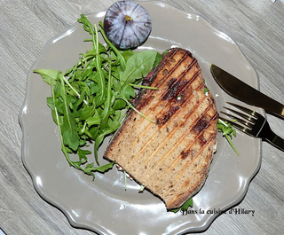 Croque-monsieur au chèvre, figues, canard et roquette