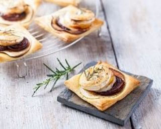 Feuilletés aux pommes, oignons caramélisés et chèvre