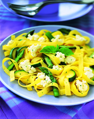 Fines tagliatelles à la bûche de chèvre et aux petites légumes