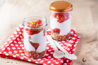 Granola et fromage blanc de chèvre aux fraises