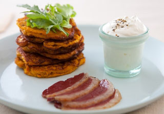 Magret de canard au blinis de patates douces et sa chantilly de chèvre frais