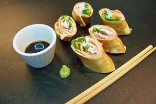 Maki de crêpe au chèvre frais, roquette et piment d'Espelette