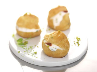 Mini-choux au fromage de chèvre et tomates confites 