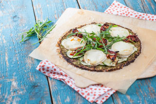 Pizza à pâte végétale, garniture courgette, tomates confites et chèvre