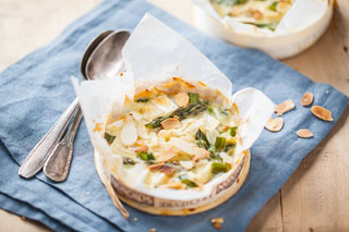 Quiche aux asperges, amandes et chèvre dans sa boîte