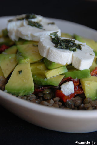 Salade de lentilles, tomates séchées, avocats & fromage de chèvre frais