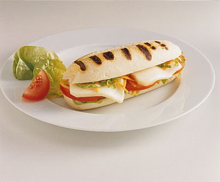 Sandwich au fromage de chèvre, poivron et tomates