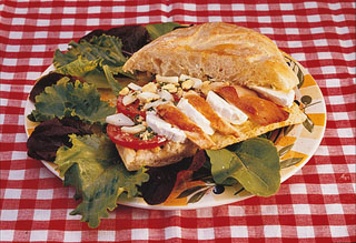 Sandwich au fromage de chèvre, poulet et tomate