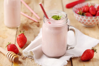 Smoothie aux fraises, yaourts brassés abricot au lait de brebis et miel