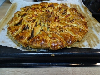 Tarte du soleil au fromage de chèvre, crème de poivron et tapenade