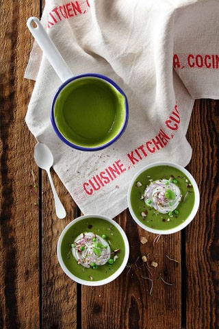Velouté tiède de fèves et de petits pois au chèvre