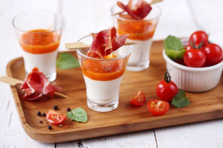 Verrine au yaourt au lait de brebis nature, gaspacho, menthe et jambon cru