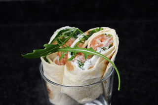 Wrap au tartare de saumon, roquette, chèvre frais