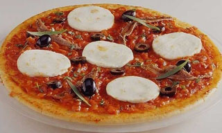 Pizza au fromage de chèvre, anchois et olives