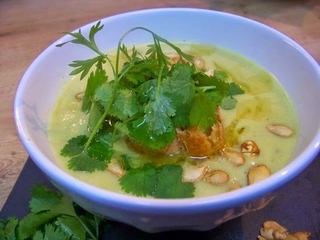 Velouté de courgettes, sucrine au chèvre frais et au curry