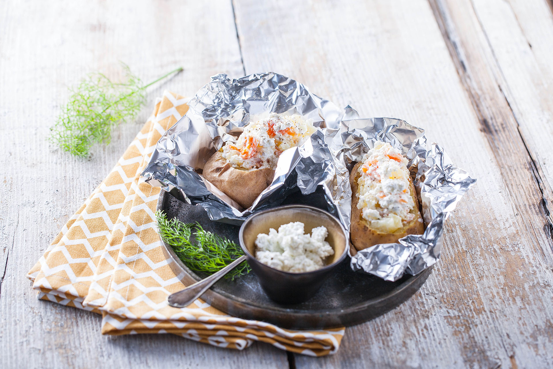 Pommes De Terre Farcies Au Fouetté De Chèvre Ail Et Fines Herbes Et Au Saumon Fumé