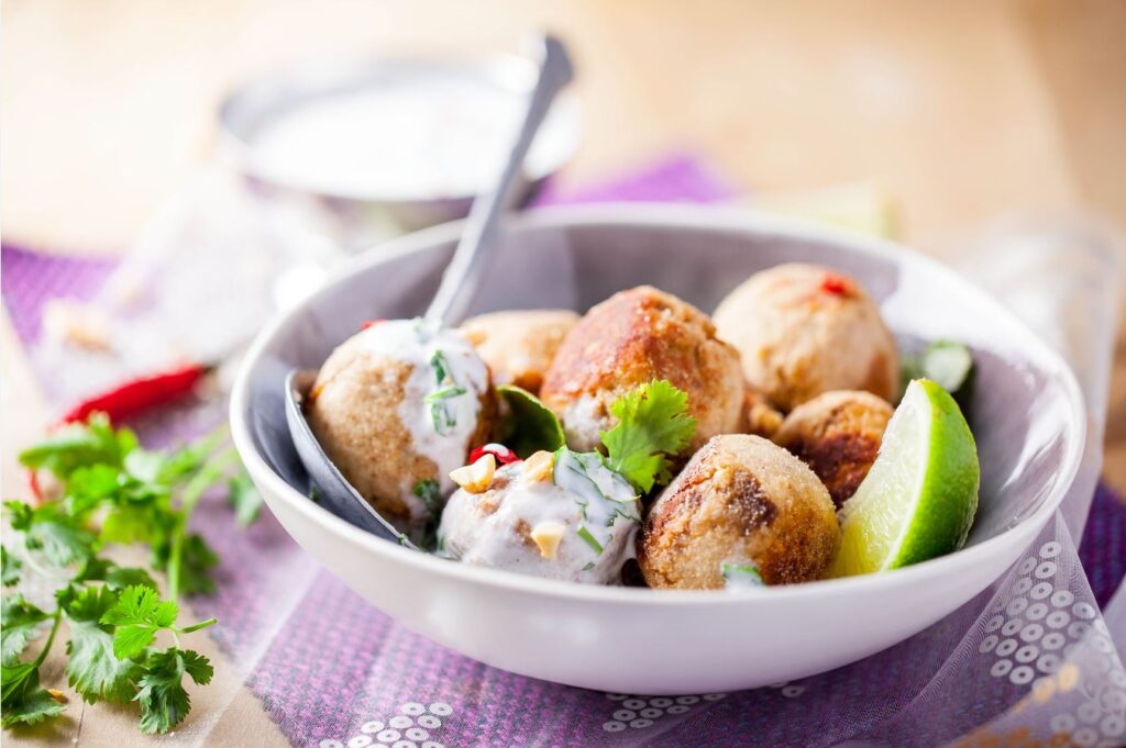 boulettes-de-poulet-a-l-indienne-et-sauce-au-yaourt-de-chevre