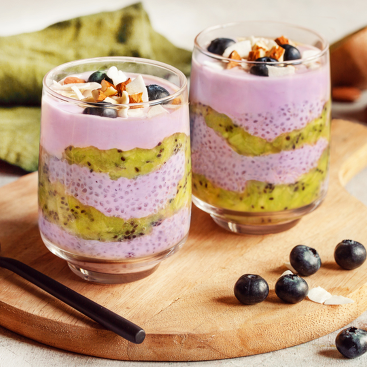 Recette-soignon-verrines-pudding-de-chia-brassC3A9-de-chC3A8vre-myrtilles-compotC3A9e-kiwis