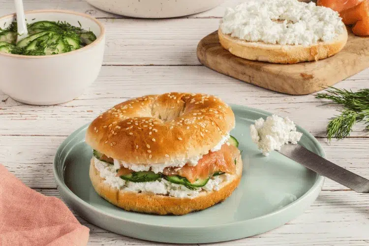 recette-petit-dejeuner-sale-soignon-bagel-chevre
