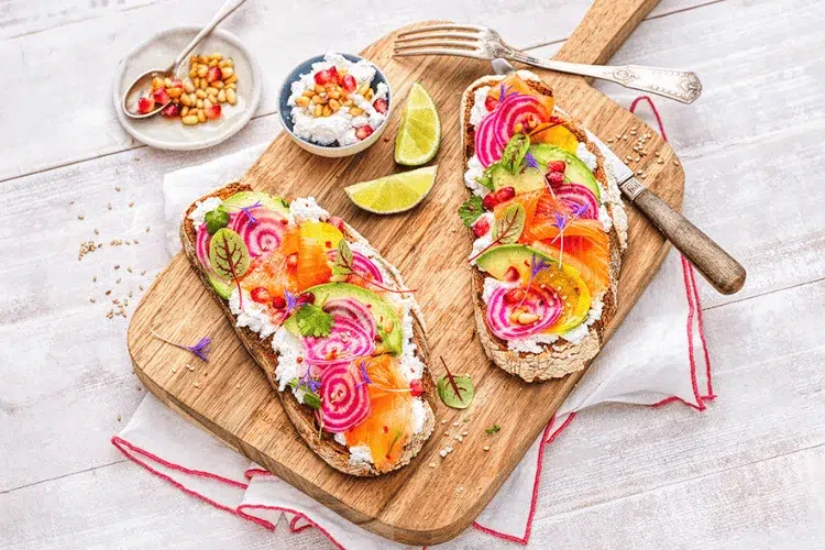 recette-petit-dejeuner-sale-soignon-tartine-fouette-chevre-saumon-avocat